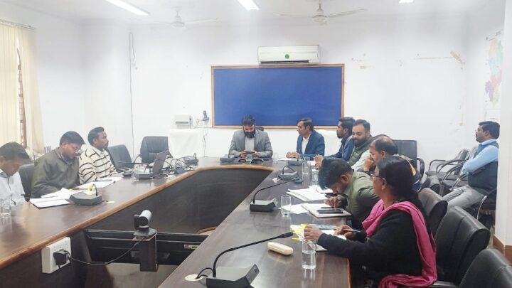 दूरस्थ क्षेत्रों में सतत रूप से भ्रमण कर शासकीय योजनाओं का लाभ दिलाने सक्रिय रूप से करें कार्य: कलेक्टर व्यास कलेक्टर ने ग्राम पंचायतों में संचालित विकास योजनाओं की समीक्षा समय सीमा में गुणवत्तापूर्ण कार्य पूर्ण करने दिए निर्देश