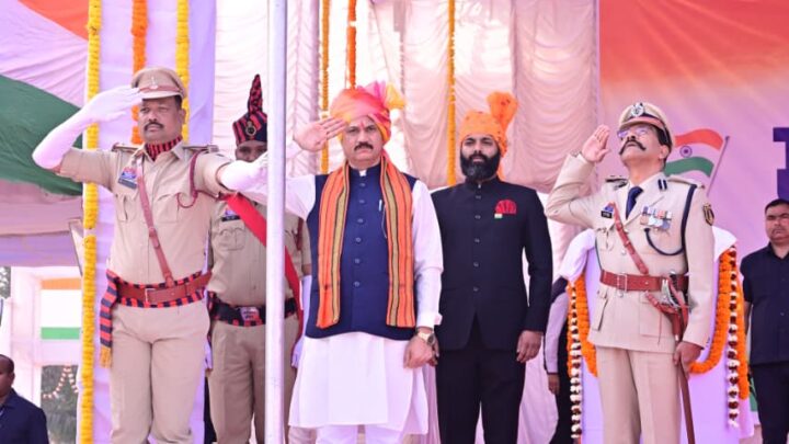 मंत्री श्याम बिहारी जायसवाल ने जशपुर में राष्ट्रीय ध्वज फहराया और परेड की ली सलामी