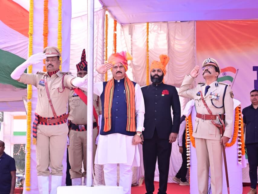 मंत्री श्याम बिहारी जायसवाल ने जशपुर में राष्ट्रीय ध्वज फहराया और परेड की ली सलामी