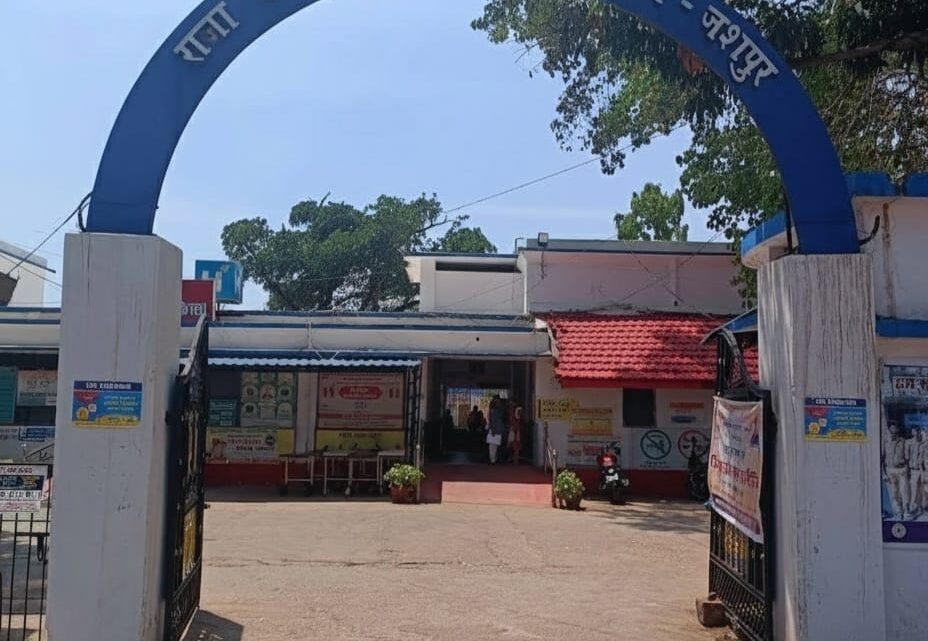 जशपुर जिला चिकित्सालय में हुई जीवनदायिनी सर्जरी एक्टोपिक प्रेग्नेंसी से ग्रसित गर्भवती महिला की बचाई गई जान जिला चिकित्सालय में मिल रही बेहतर स्वास्थ्य सुविधाएं