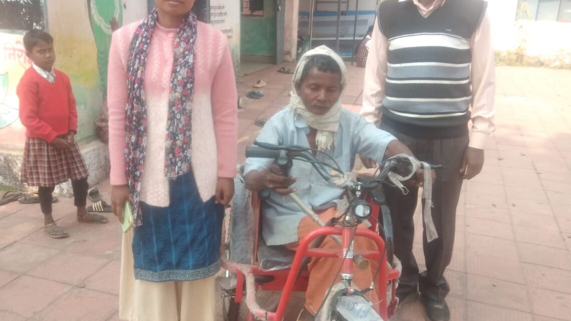 कलेक्टर व्यास के संवेदनशीलता से दिव्यांग का चेहरा खिला भूमिहीन दिव्यांग को मिली सहायता तत्काल दी गई मोटराईज्ड ट्राईसाईकिल