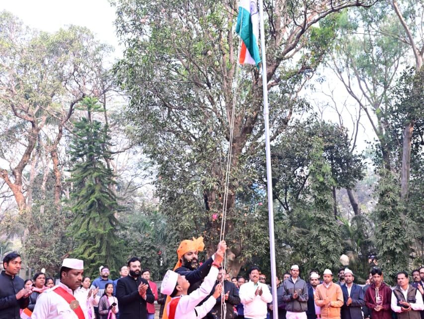 77 वें गणतंत्र दिवस पर कलेक्टर रोहित व्यास ने कलेक्ट्रेट परिसर में फहराया तिरंगा झंडा