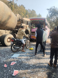 तेज रफ्तार अजाक्स मिक्सर और यात्री बस में भीषण टक्कर, 20 से अधिक घायल,मची अफरातफरी