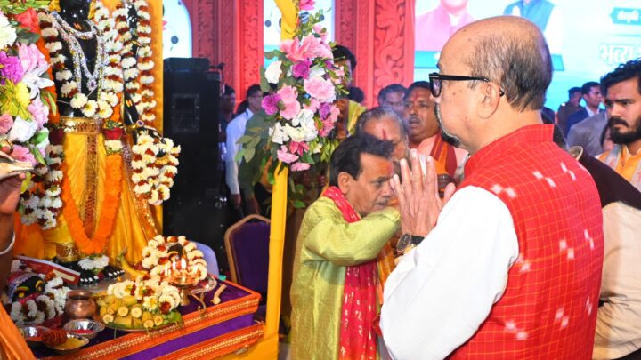 राज्यपाल रमेन डेका ने किए भगवान श्री राजीव लोचन जी के दर्शन, प्रदेशवासियों की सुख-समृद्धि की कामना