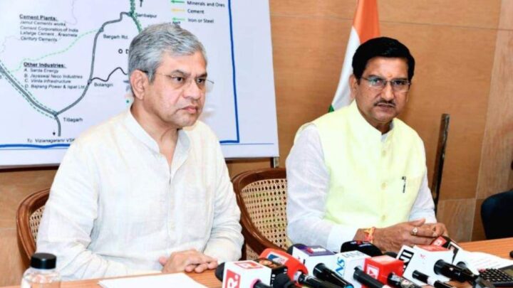 छत्तीसगढ़ में रेलवे अधोसंरचना का अभूतपूर्व विस्तार,  बजट में 24 गुना वृद्धि, ₹51,080 करोड़ की परियोजनाएं प्रगति पर,  केन्द्रीय राज्यमंत्री तोखन साहू ने प्रधानमंत्री और रेलमंत्री के प्रति व्यक्त किया आभार