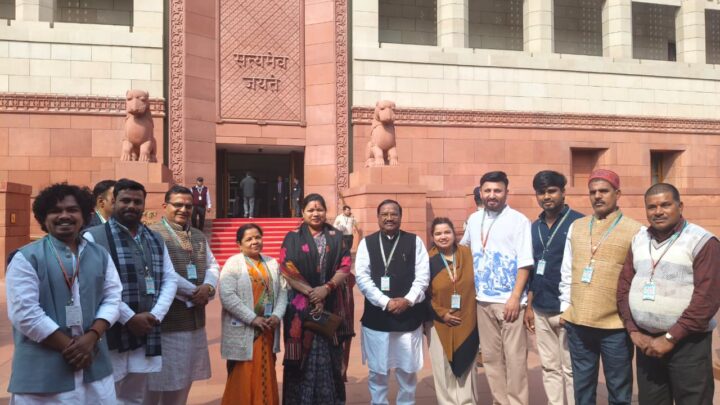 पूर्व विधायक राजमहंत सांवला राम डाहरे ने सपरिवार संसद में जीवंत कार्यवाही देखा