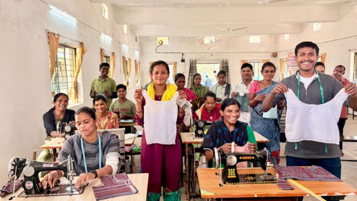 जिन हाथों ने कभी बंदूक थामकर हिंसा को अंजाम दिया, वही प्रशिक्षण लेकर सीख रहे हुनर,  नक्सल पुनर्वास नीति के तहत आत्मसमर्पित 40 माओवादियों को आजीविका मूलक गतिविधियों से जोड़ा जा रहा,  मुख्यधारा में लौटने के बाद चौगेल कैंप में दिया जा रहा विभिन्न पाठ्यक्रमों में प्रशिक्षण