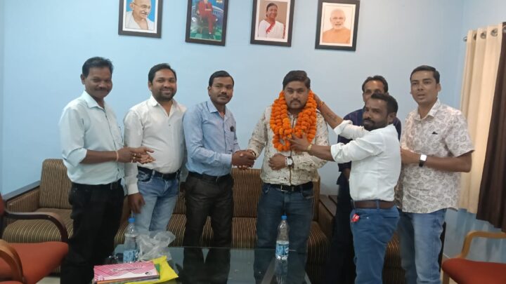 पत्रकार महासंघ छत्तीसगढ़ द्वारा गरियाबंद जिला इकाई के पदाधिकारियों की घोषणा , जिलाध्यक्ष की कमान खिलेश्वर गिरी गोस्वामी तथा महासचिव इमरान मेमन के हाथों…