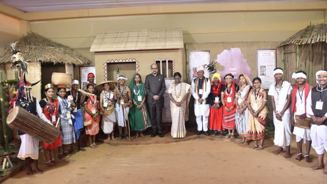 जनजातीय परंपराओं और संस्कृति पर आधारित भव्य प्रदर्शनी का राष्ट्रपति श्रीमती द्रौपदी मुर्मु ने  अवलोकन किया