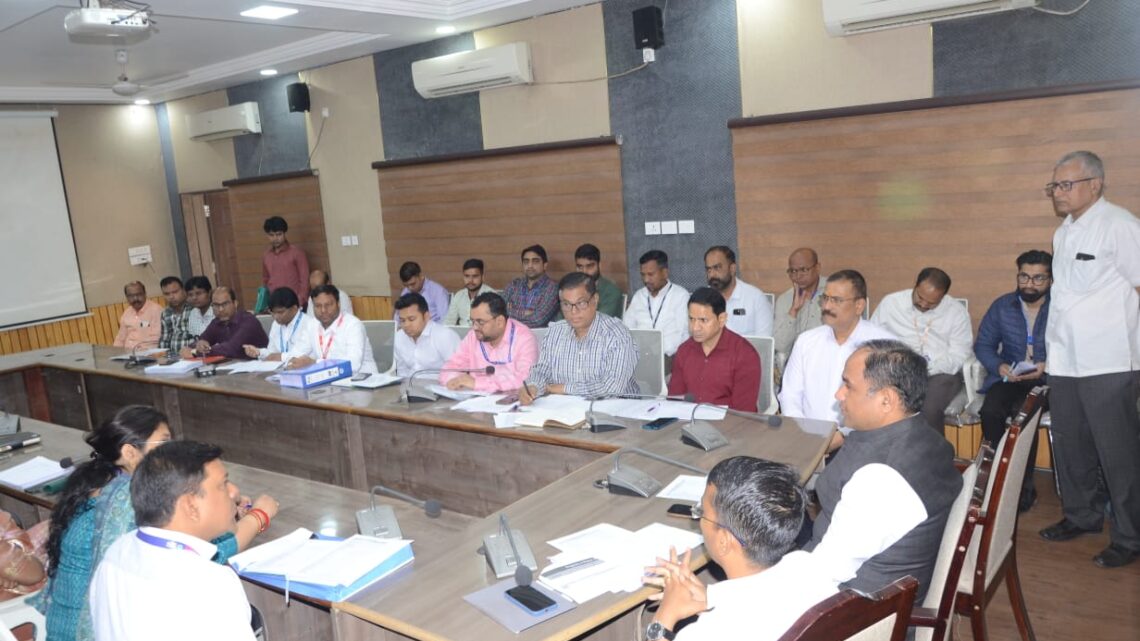 कलेक्टर की अध्यक्षता में पीएम सूर्यघर योजना एवं डीईएएफ खातों की समीक्षा बैठक