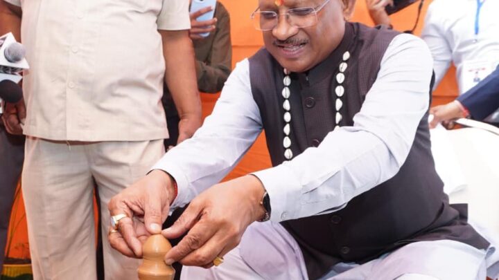 मुख्यमंत्री साय ने कुम्हार के चाक पर गढ़ा दीया, पारंपरिक शिल्पकारों से किया आत्मीय संवाद: सरगुजा विकास प्राधिकरण की बैठक के दौरान प्रदर्शनी में दिखा माटी से जुड़ाव