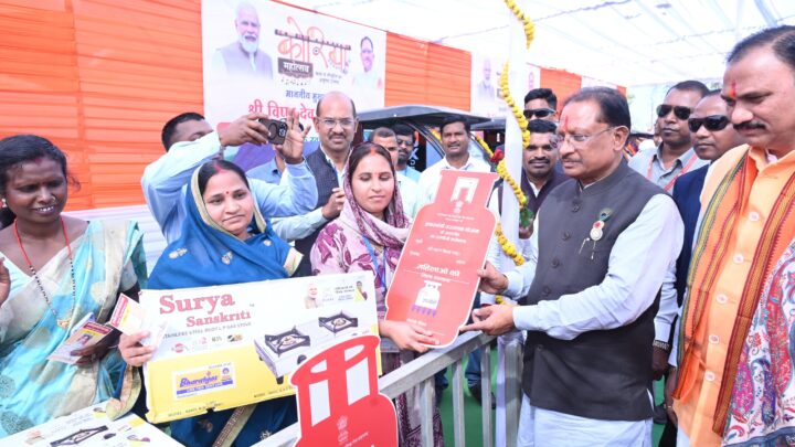 उज्ज्वला गैस, पिंक ई-रिक्शा और गार्बेज रिक्शा वितरण से आत्मनिर्भरता को मिला नया संबल