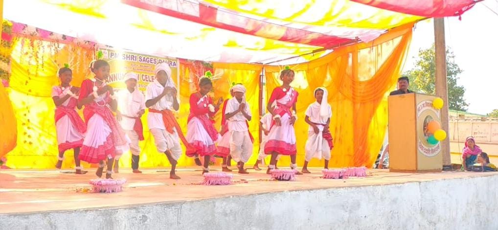 पीएमश्री सेजेस आत्मानंद उत्कृष्ट विद्यालय डौरा में वार्षिक उत्सव का आयोजन , छात्रों ने सांस्कृतिक कार्यक्रमों से बिखेरी प्रतिभा