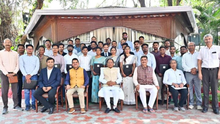 खनिज संपदा से समृद्ध छत्तीसगढ़ के विकास में निभाएं अहम भूमिका : मुख्यमंत्री साय,  मुख्यमंत्री ने नव चयनित खनि निरीक्षकों को प्रदान किया नियुक्ति पत्र, ईमानदारी और निष्ठा से कार्य करने का दिया संदेश