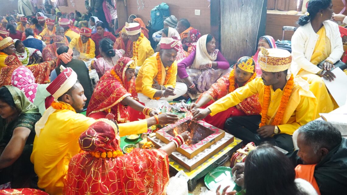 मुख्यमंत्री कन्या विवाह योजना 48 जोड़े वैदिक रीति रिवाज के साथ परिणय सूत्र में बंधे मुख्यमंत्री ने राजधानी से वर्चुअल के माध्यम से नवदंपतियों को दिया आशीर्वाद