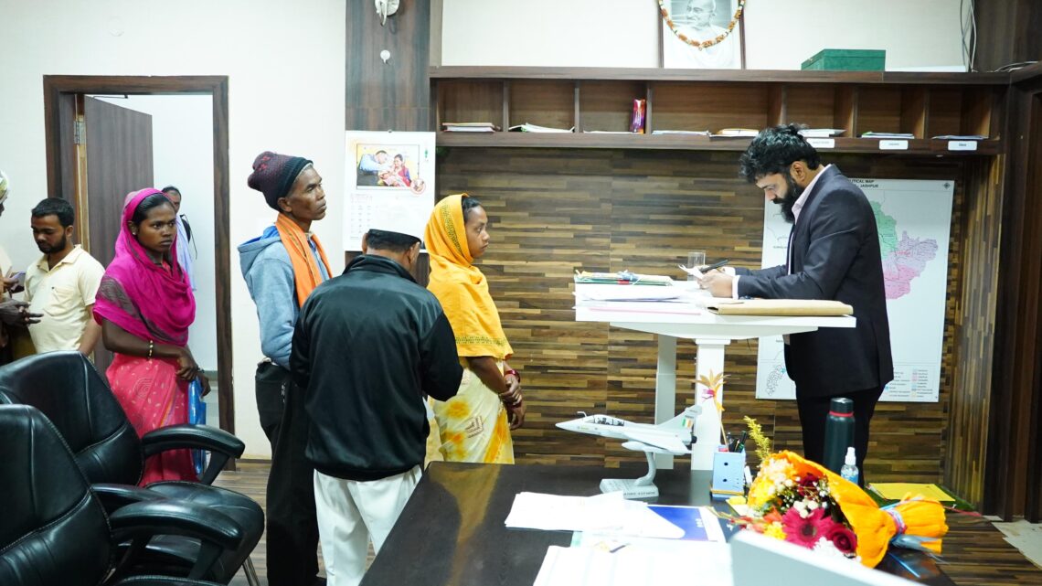 कलेक्टर रोहित व्यास ने जनदर्शन में सुनी आमजन की समस्याएँ आवेदनों के समयबद्ध, पारदर्शी एवं गुणवत्तापूर्ण निराकरण के दिए निर्देश