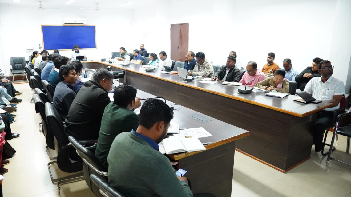 कलेक्टर रोहित व्यास ने ग्राम पंचायतों में संचालित विकास योजनाओं की समीक्षा की ग्राम स्तरीय शिविरों में सभी पात्र हितग्राहियों को योजनाओं से जोड़ने विशेष कार्ययोजना बनने के दिए निर्देश