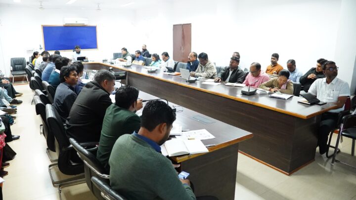 कलेक्टर रोहित व्यास ने ग्राम पंचायतों में संचालित विकास योजनाओं की समीक्षा की ग्राम स्तरीय शिविरों में सभी पात्र हितग्राहियों को योजनाओं से जोड़ने विशेष कार्ययोजना बनने के दिए निर्देश