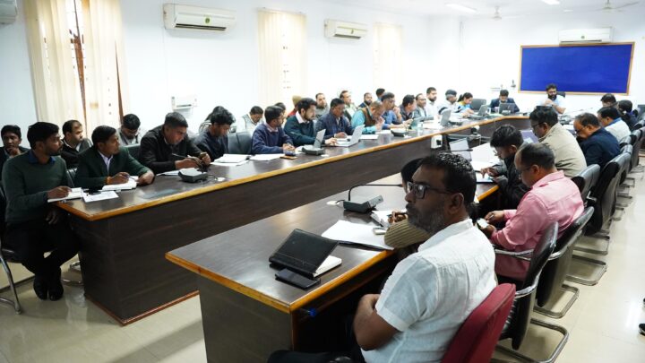 कृषि संबंधी शासकीय योजनाओं के लाभ हेतु किसान आईडी कार्ड अनिवार्य कलेक्टर रोहित व्यास ने किसानों को शीघ्र अपना किसान आईडी कार्ड बनाने की अपील की