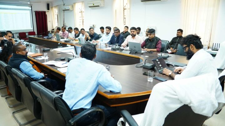 कलेक्टर रोहित व्यास ने राजस्व विभाग की समीक्षा बैठक ली राजस्व प्रकरणों का शत-प्रतिशत निराकरण समयसीमा में सुनिश्चित करने के दिए निर्देश