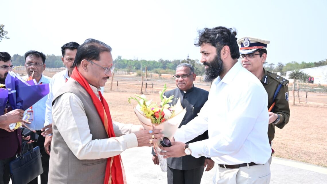 जन्मदिवस पर गृह ग्राम बगिया पहुंचे मुख्यमंत्री विष्णुदेव साय हेलीपैड पर जनप्रतिनिधियों, अधिकारियों और ग्रामीणों ने जन्म दिवस की दी बधाई एवं शुभकामनाएं