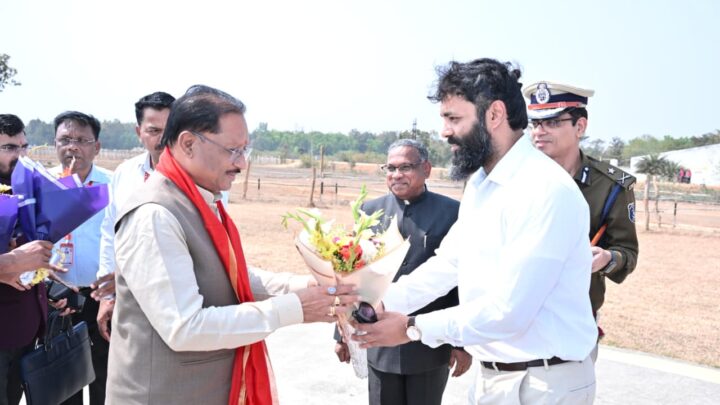 जन्मदिवस पर गृह ग्राम बगिया पहुंचे मुख्यमंत्री विष्णुदेव साय हेलीपैड पर जनप्रतिनिधियों, अधिकारियों और ग्रामीणों ने जन्म दिवस की दी बधाई एवं शुभकामनाएं