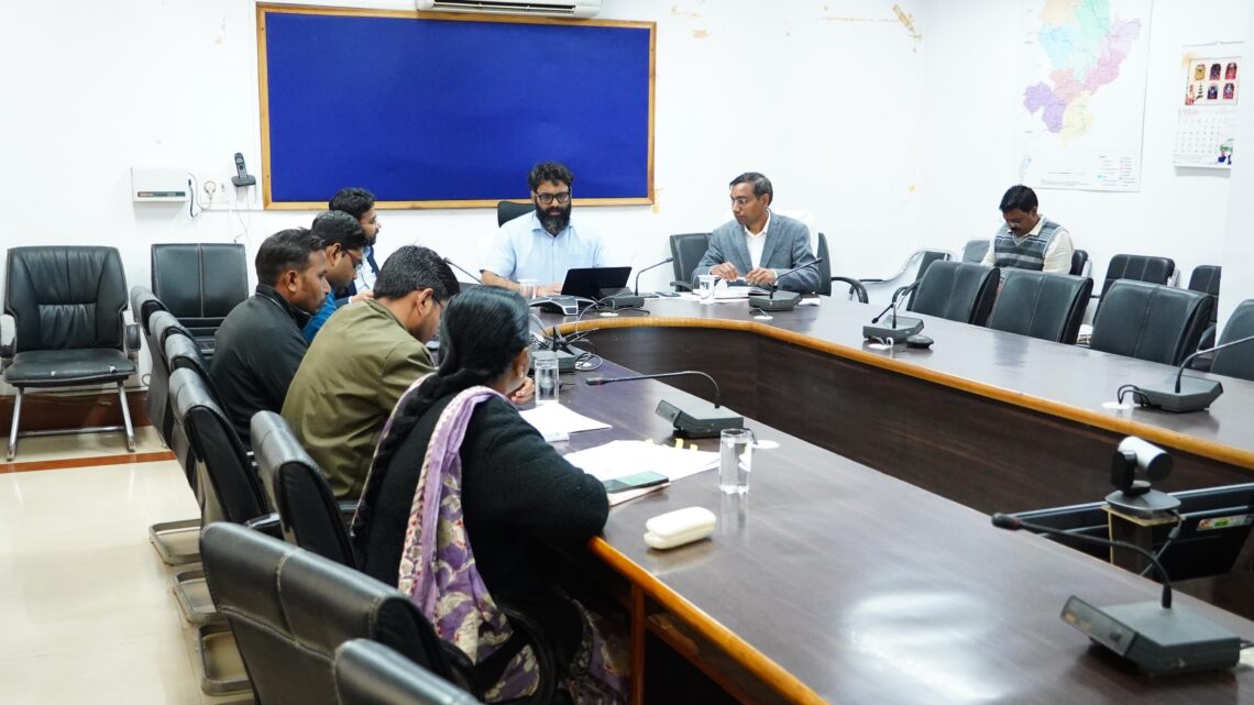 कलेक्टर रोहित व्यास ने राजस्व विभाग की समीक्षा बैठक ली राजस्व प्रकरणों का शत-प्रतिशत निराकरण समय सीमा में सुनिश्चित करने के दिए निर्देश