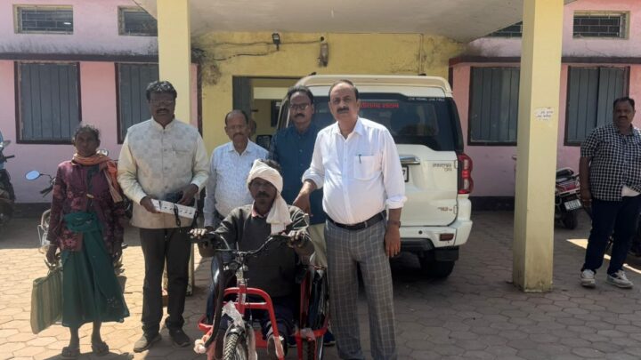 शासन की योजनाएं आम लोगों की जिंदगी बना रही है आसान ट्रेन से दोनों पैर कट जाने पर शनिचर को प्रदान किया गया मोटराइज्ड ट्राई साइकिल मिला सहारा, शासन-प्रशासन को दिया धन्यवाद