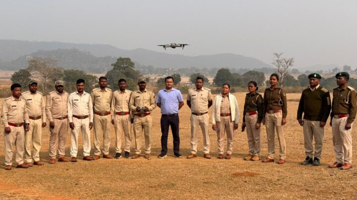 हाथी-मानव द्वंद कम करने जशपुर वन मंडल में ड्रोन तकनीक की पहल वन अमला एवं रैपिड रिस्पांस टीम को दिया गया चरणबद्ध ड्रोन प्रशिक्षण