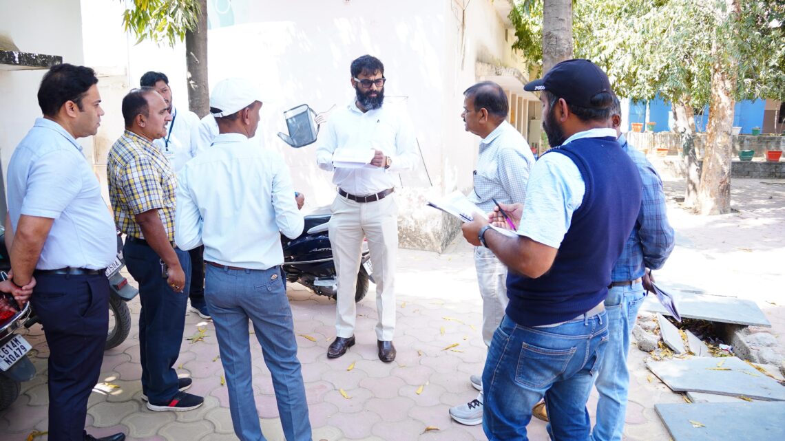 कलेक्टर ने पीएम श्री स्वामी आत्मानंद शासकीय उत्कृष्ट इंग्लिश माध्यम स्कूल का किया निरीक्षण, पेयजल व्यवस्था और स्वच्छता पर दिया विशेष जोर विद्यालय के सौंदर्यीकरण के निर्देश, दीवारों पर महापुरुषों एवं वैज्ञानिकों के चित्र होंगे अंकित जल संरक्षण के लिए वॉटर हार्वेस्टिंग और सोकपिट निर्माण के दिए निर्देश