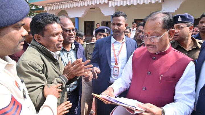 मुख्यमंत्री विष्णु देव साय ने बगिया में जनदर्शन के दौरान  आमजनों से किया सीधा संवाद समस्याओं के त्वरित, संवेदनशील एवं प्राथमिकता से निराकरण के दिए निर्देश