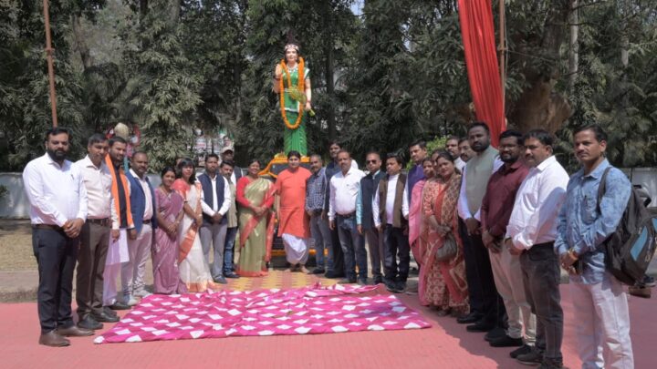 जशपुर विधायक श्रीमती रायमुनि भगत ने कलेक्टोरेट परिसर में छत्तीसगढ़ महतारी प्रतिमा का किया अनावरण