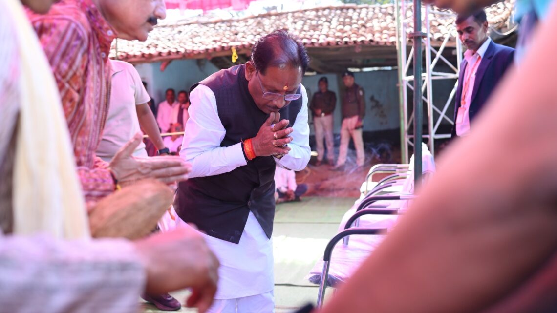 मुख्यमंत्री ग्राम केंदापानी पहुंचकर वरिष्ठ नागरिक स्व. कालेश्वर सिंह के छायाचित्र में पुष्प अर्पित कर श्रद्धांजलि दी