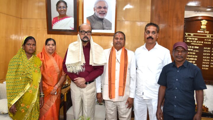 राज्यपाल श्री रमेन डेका से राष्ट्रपति पुरस्कार प्राप्त ढोकरा शिल्प कलाकारों ने की सौजन्य भेंट