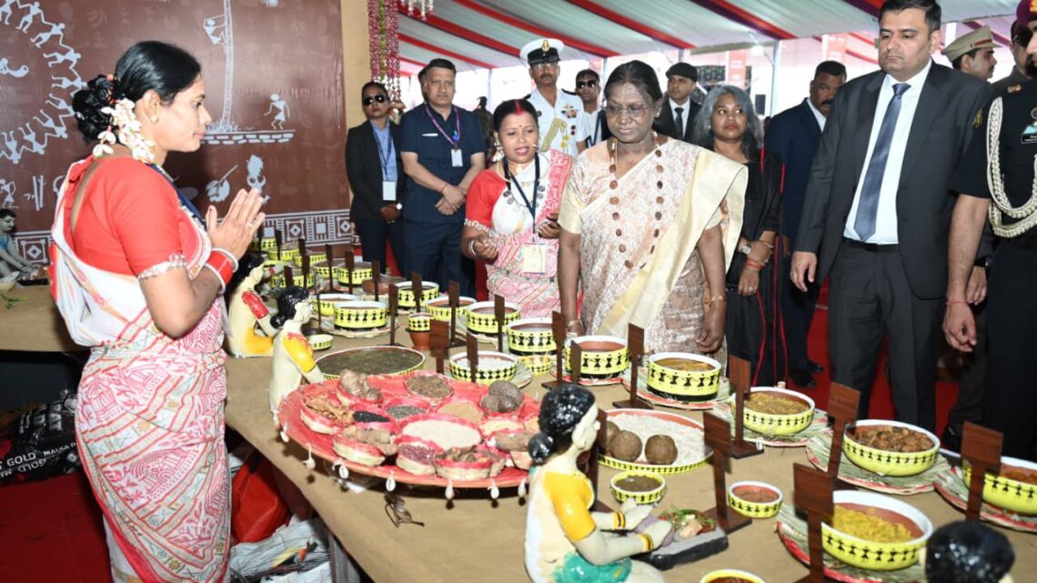 जनजातीय परंपराओं और संस्कृति पर आधारित भव्य प्रदर्शनी, राष्ट्रपति श्रीमती द्रौपदी मुर्मु ने किया अवलोकन