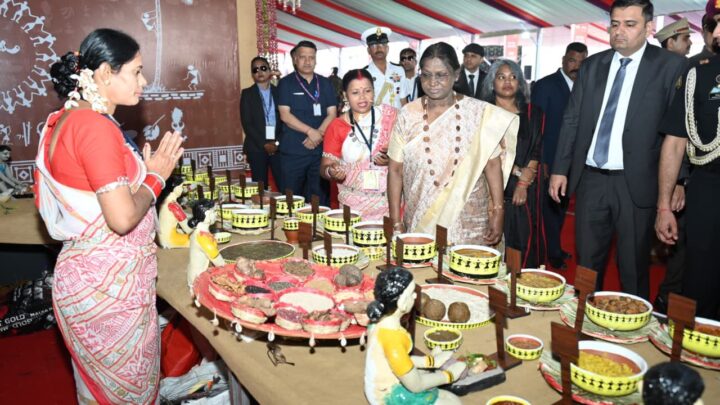 जनजातीय परंपराओं और संस्कृति पर आधारित भव्य प्रदर्शनी, राष्ट्रपति श्रीमती द्रौपदी मुर्मु ने किया अवलोकन