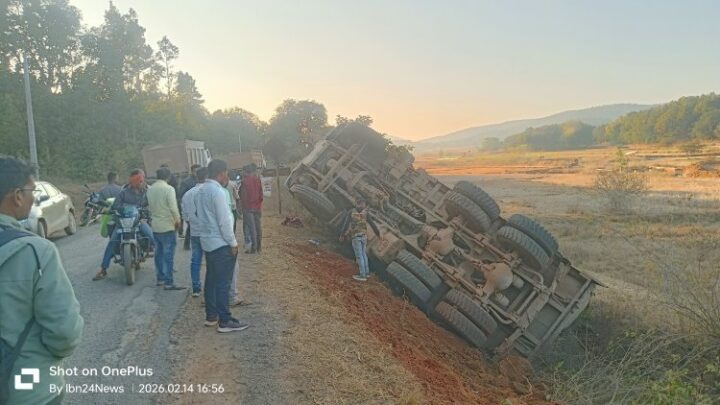 अभय कंस्ट्रक्शन का तेज रफ्तार हाईवा सन्ना क्षेत्र में पलटा, चालक घायल