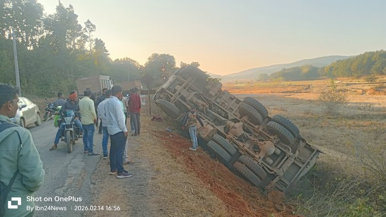 अभय कंस्ट्रक्शन का तेज रफ्तार हाईवा सन्ना क्षेत्र में पलटा, चालक घायल