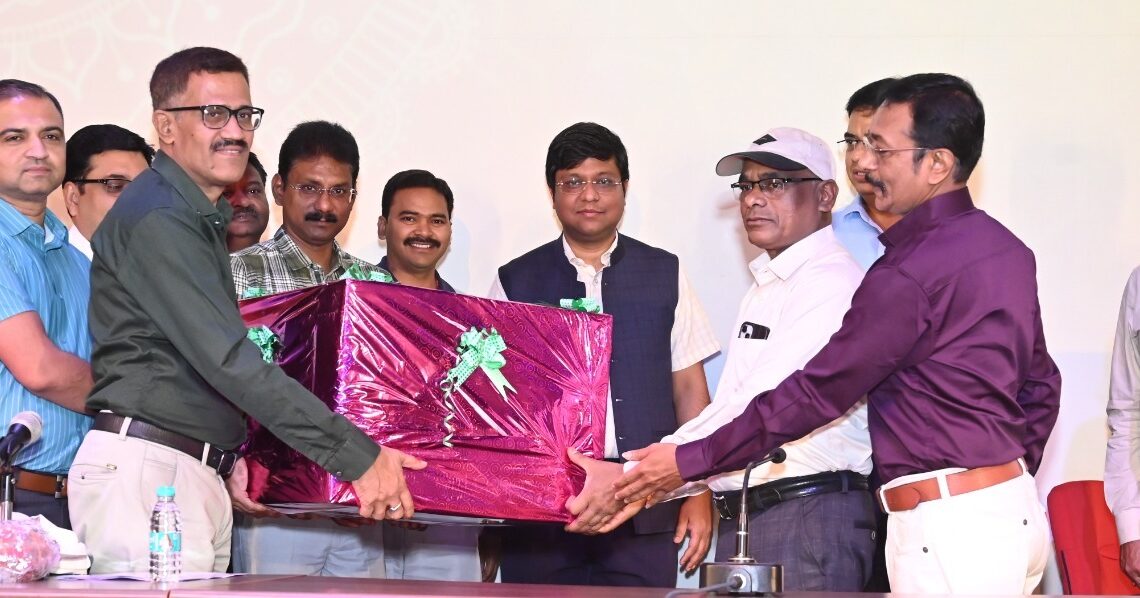 जनसंपर्क विभाग के अपर संचालक  जे.एल. दरियो को सेवानिवृत्ति पर दी गई गरिमामय विदाई  जनसंपर्क विभाग मे अनवरत 36 वर्षों तक दी उल्लेखनीय सेवाएं