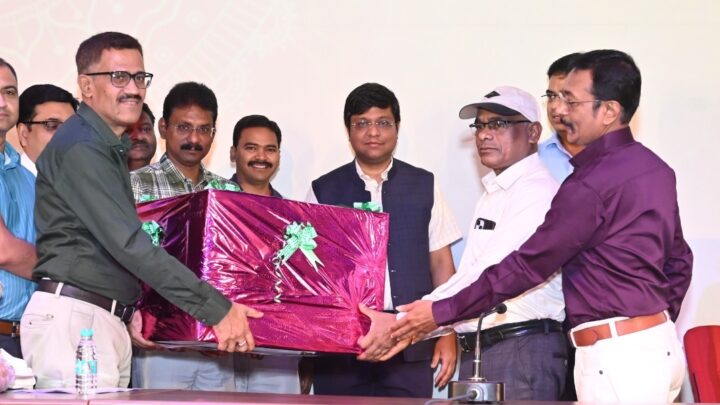 जनसंपर्क विभाग के अपर संचालक  जे.एल. दरियो को सेवानिवृत्ति पर दी गई गरिमामय विदाई  जनसंपर्क विभाग मे अनवरत 36 वर्षों तक दी उल्लेखनीय सेवाएं