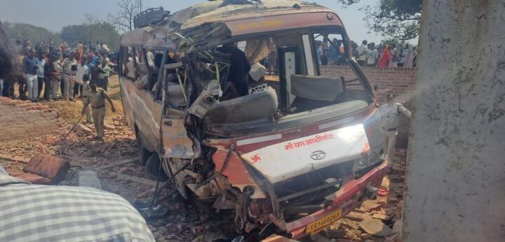 करडेगा से कुनकुरी जा रही यात्री बस पलटी, चार लोगों की मौत, कई घायल…!