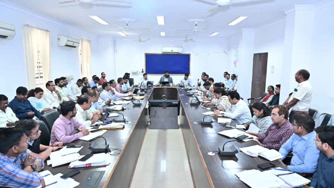 कलेक्टर रोहित व्यास ने समय-सीमा की बैठक में लंबित प्रकरणों के त्वरित निराकरण के दिए निर्देश साप्ताहिक बैठक और जनदर्शन की तिथियों में परिवर्तन अवैध रेत खनन पर सख्त कार्यवाही के दिए निर्देश