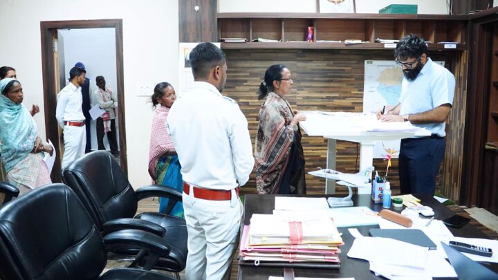 कलेक्टर रोहित व्यास ने जनदर्शन में सुनी आमजन की समस्याएं अधिकारियों को समयबद्ध एवं पारदर्शी निराकरण के दिए निर्देश