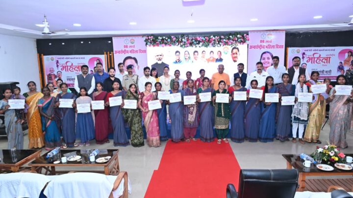 अंतर्राष्ट्रीय महिला दिवस का आयोजन मुख्यमंत्री ने बस्तर से वर्चुअल के माध्यम से महतारी वंदन योजना की 25 में किस्त महिलाओं को प्रदान किया उत्कृष्ट कार्य करने वाले 21 आंगनबाड़ी कार्यकर्ता और सहायिकाओं को किया गया सम्मानित